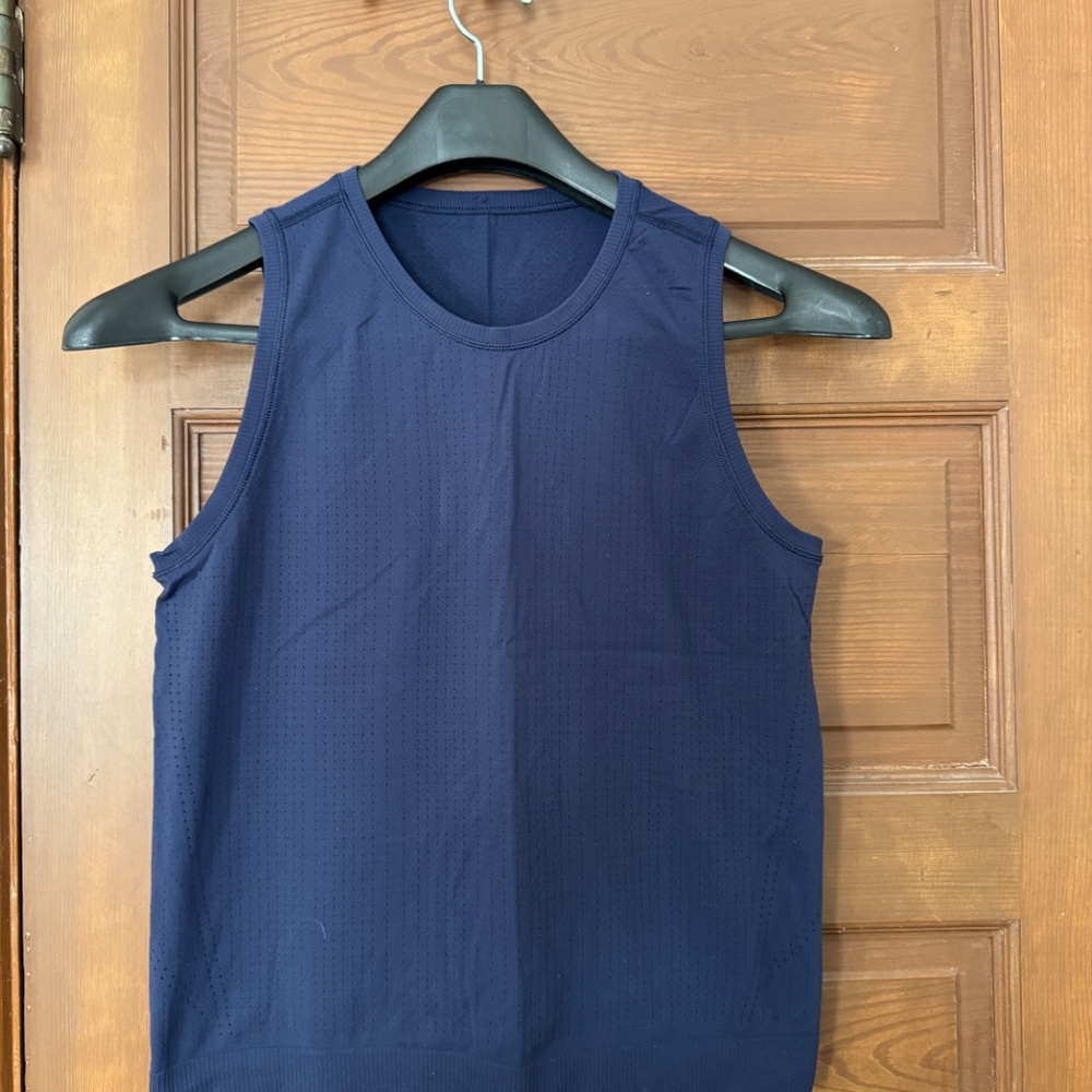 Athleta In Motion Seamless Tank Size Medium / Navy  / GREAT condition!!